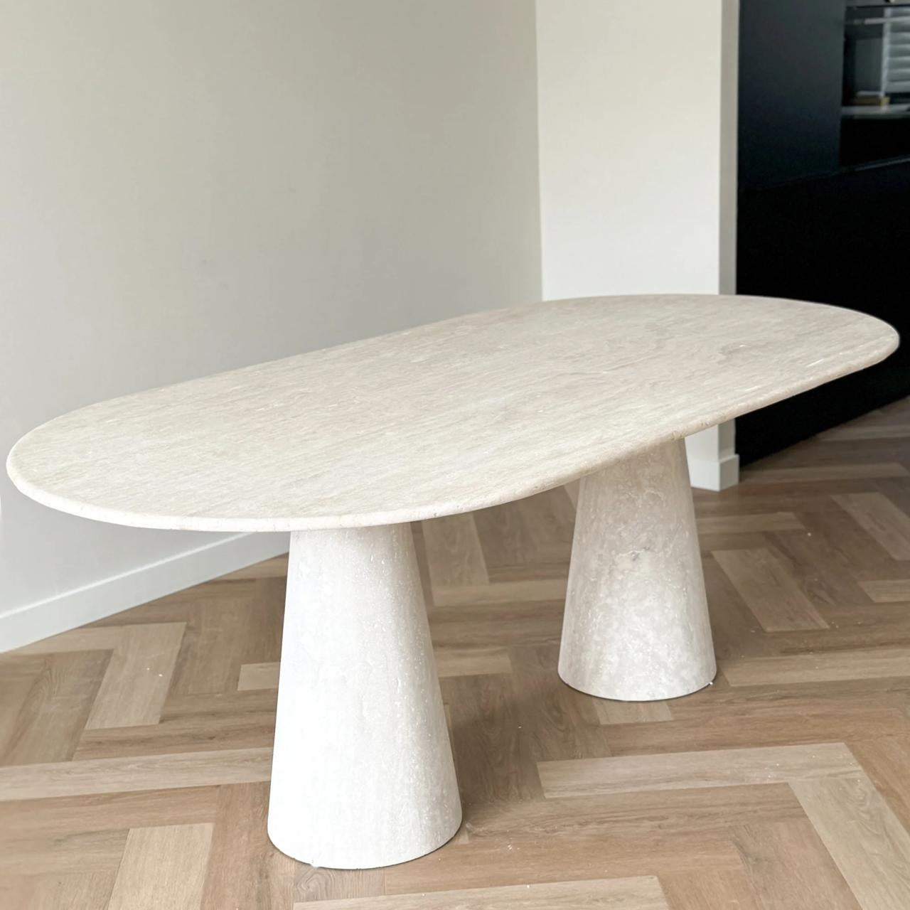 Table à manger en travertin Ovale pieds cône