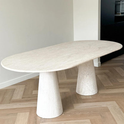 Table à manger en travertin Ovale pieds cône